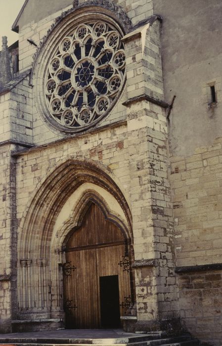 Eglise paroissiale : Façade occidentale, vue partielle