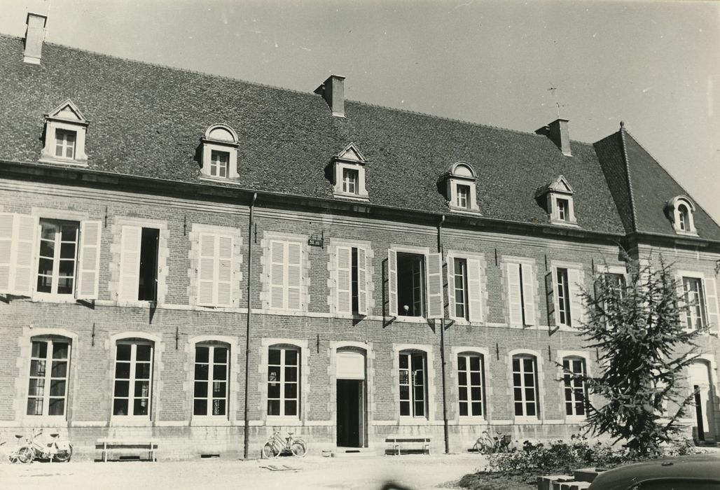 Hôtel-Dieu (ancien) : Cour d’honneur, aile nord, façade sud, vue générale