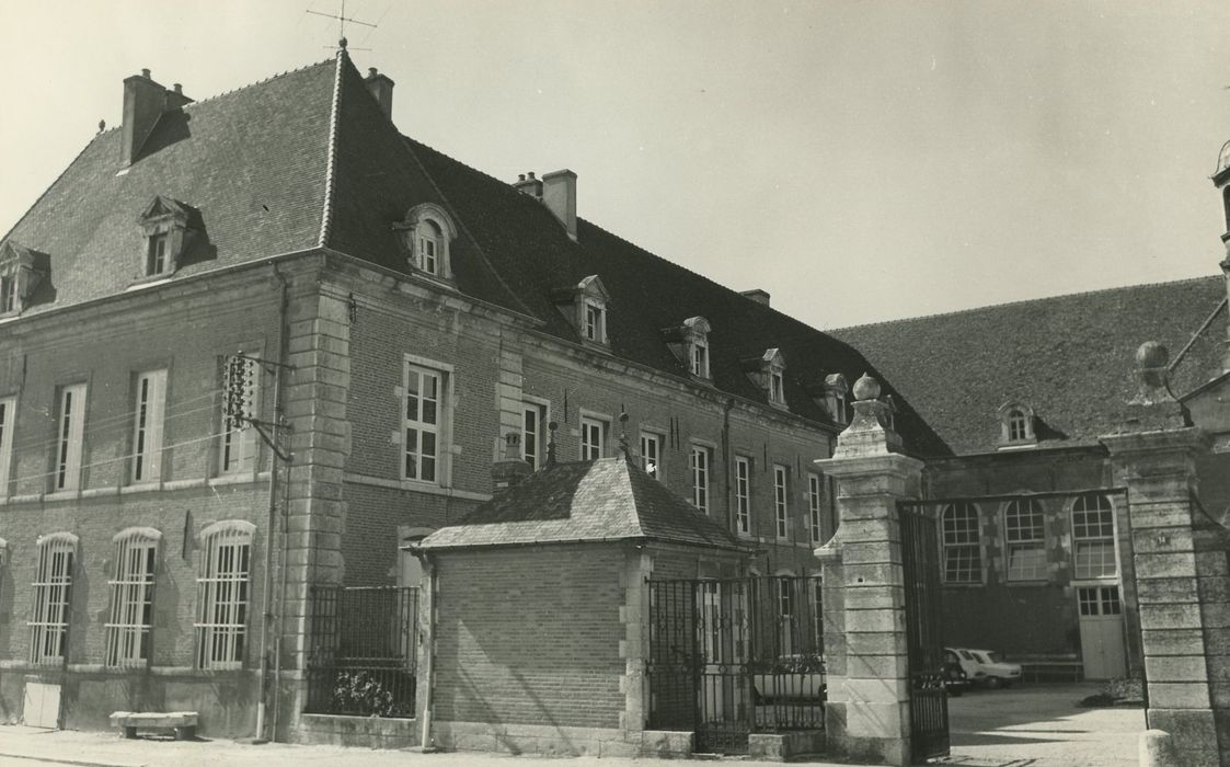 Hôtel-Dieu (ancien) : Cour d’honneur, aile sud, façades nord et est, vue générale