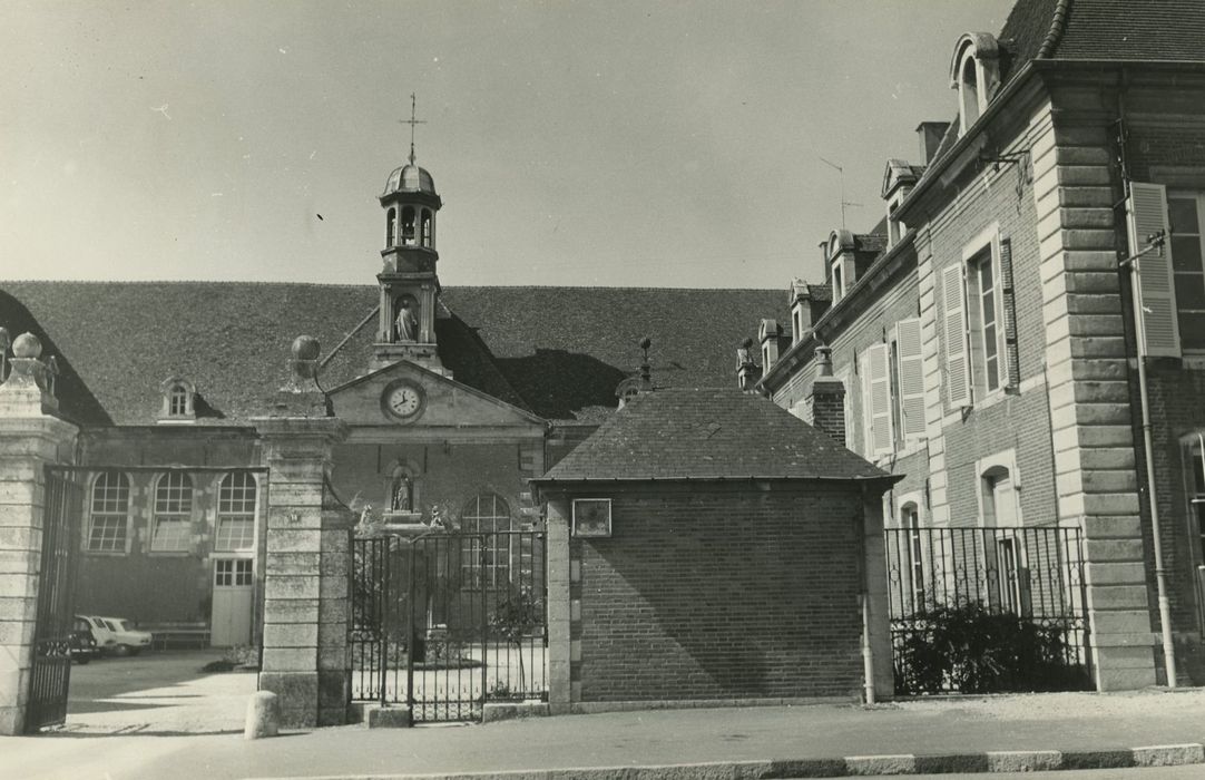 Hôtel-Dieu (ancien) : Cour d’honneur, façades sud et est, vue partielle