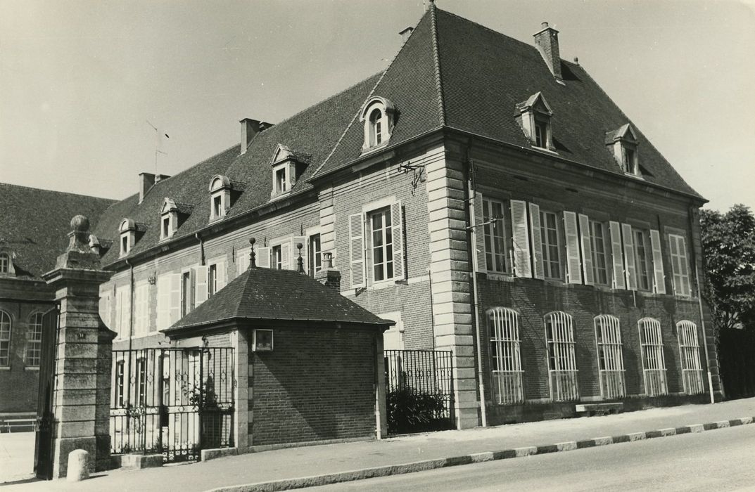 Hôtel-Dieu (ancien) : Cour d’honneur, aile nord, façades sud et est, vue générale