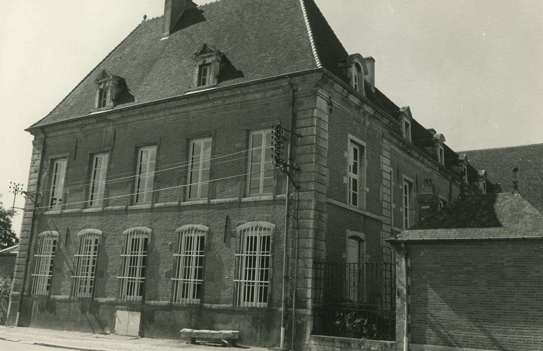 Hôtel-Dieu (ancien) : Cour d’honneur, aile sud, façade est, vue générale