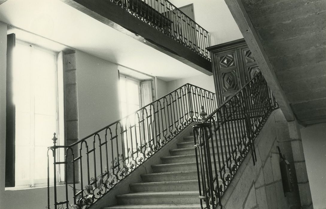 Hôtel-Dieu (ancien) : Aile sud, escalier, vue générale