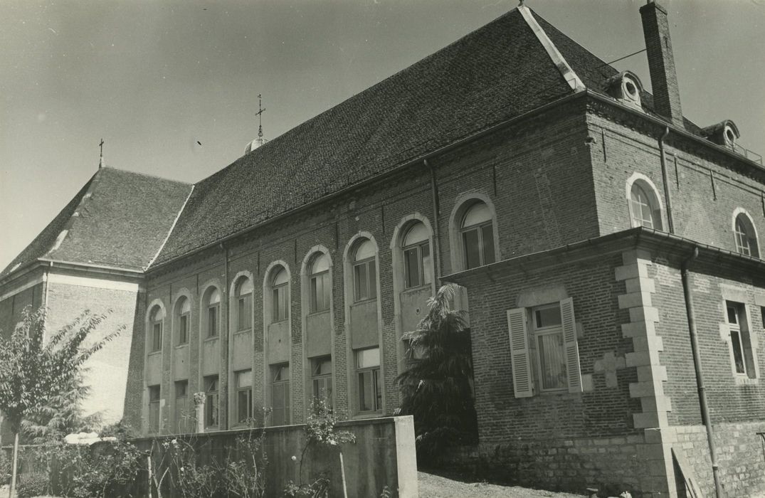 Hôtel-Dieu (ancien) : Corps central, façade ouest, vue partielle