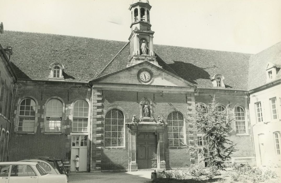 Hôtel-Dieu (ancien) : Cour d’honneur, façade est, vue générale