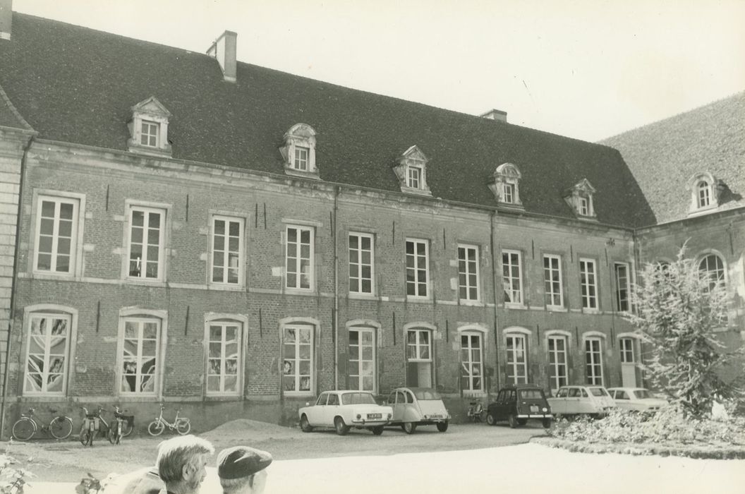 Hôtel-Dieu (ancien) : Cour d’honneur, aile sud, façade nord, vue générale