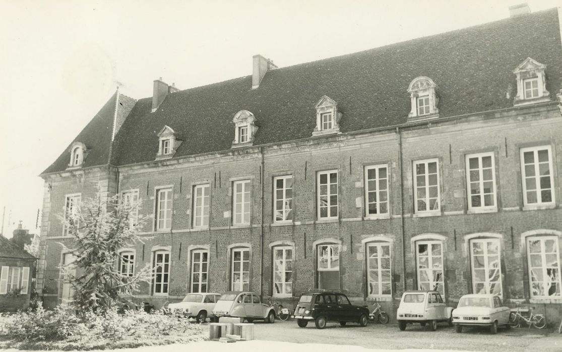 Hôtel-Dieu (ancien) : Cour d’honneur, aile sud, façade nord, vue générale