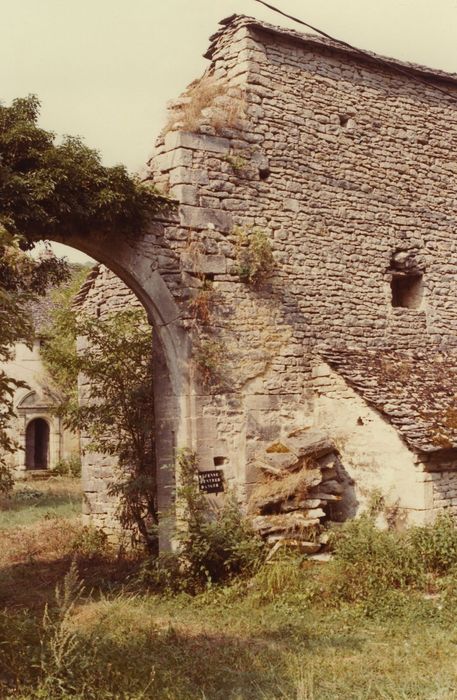 Château : Portail d’accès sud à la cour, vue partielle