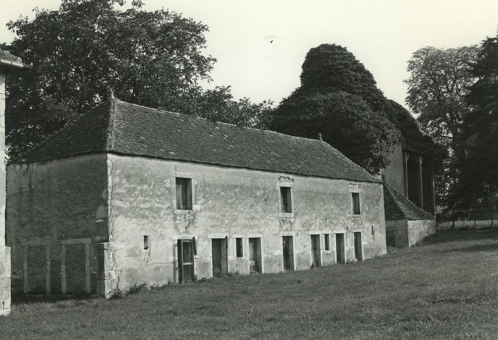 Château de Tanyot : Dépendances, façade sud, vue générale