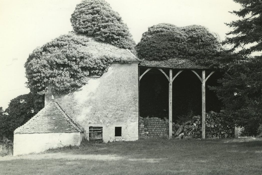 Château de Tanyot : Dépendances, façade sud, vue générale