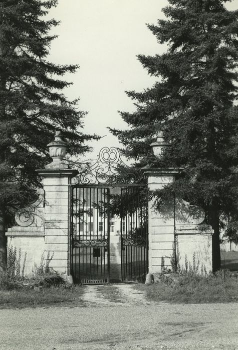 Château de Tanyot : Grilles d’accès est, vue générale