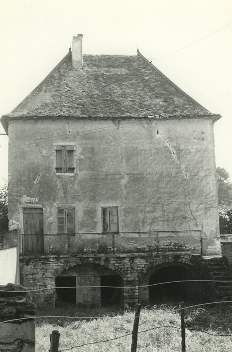 Château de Tanyot : Dépendances, façade ouest, vue générale