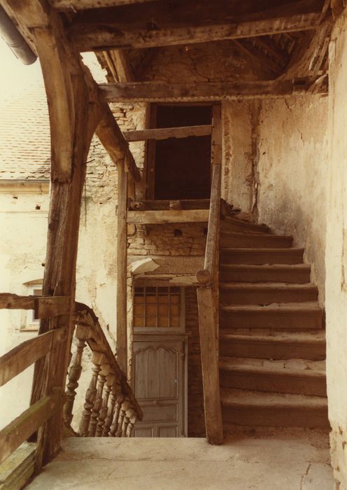 Château : Galerie extérieurre reliant les deux corps de bâtiment, vue générale