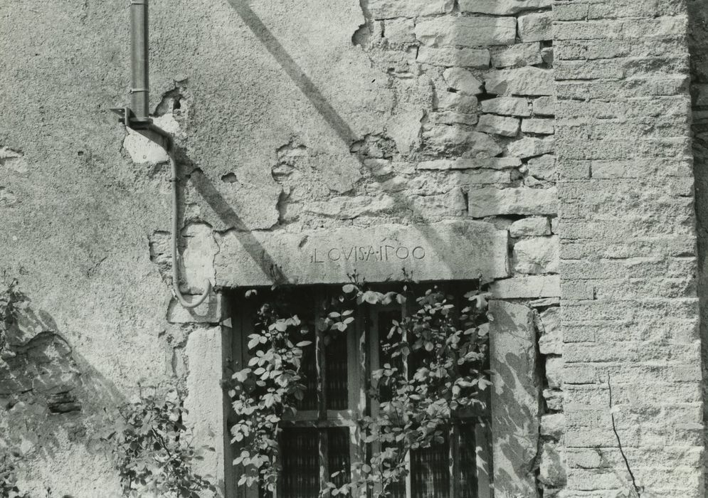 Château : Façade sur ccour, détail d’un linteau