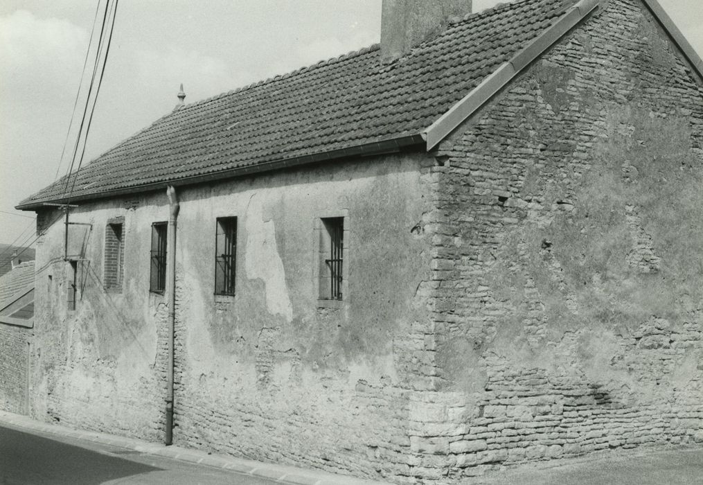 Château : Corps latéral, façade sur rue, vue générale