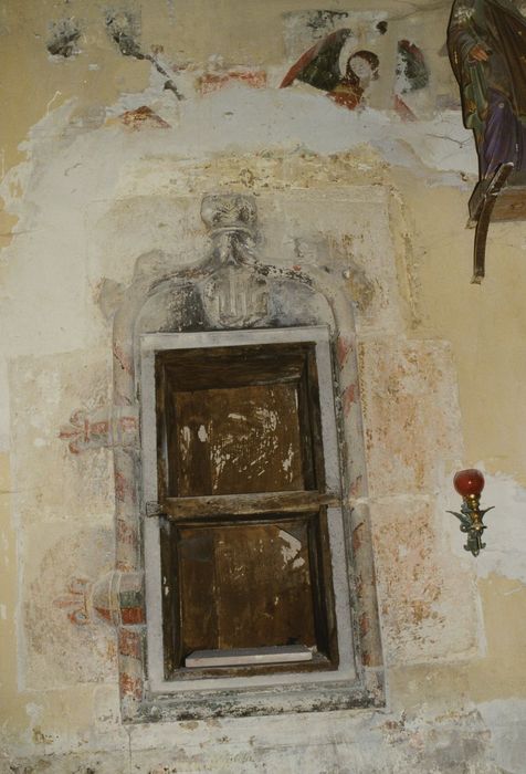 Eglise Saint-Léger : Choeur, détail de la piscine