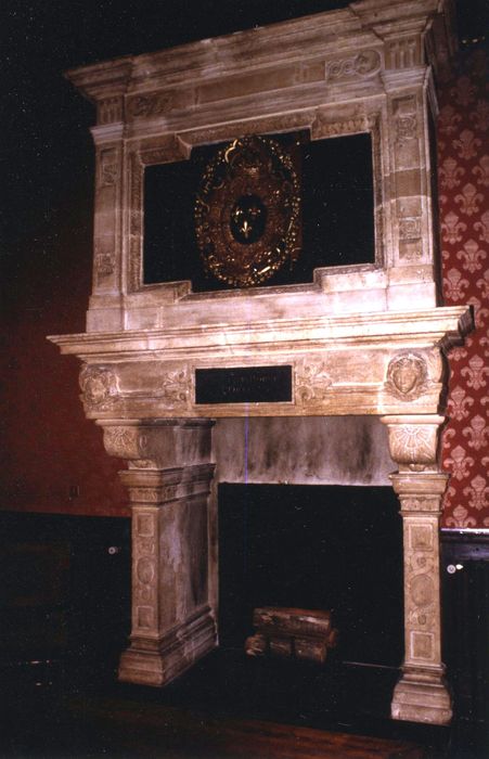 Château : Cheminée monumentale déposée dans la salle des avocats du Palais de Justice de Dijon