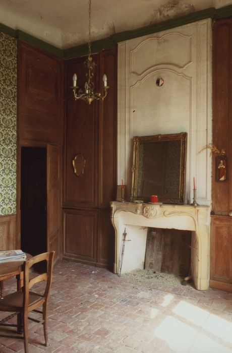 Château de Montculot : 1er étage, chambre, cheminée, vue générale