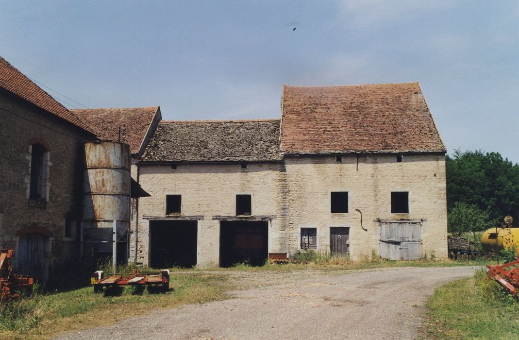 Château de Montculot : Dépendances, façade sud, vue générale