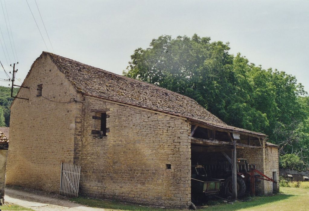 Château de Montculot : Dépendances, vue générale