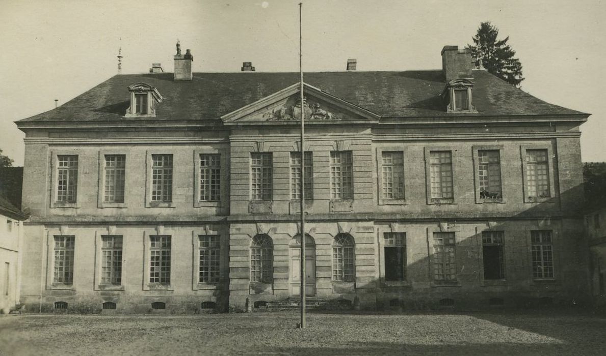 Château : Façade ouest, vue générale