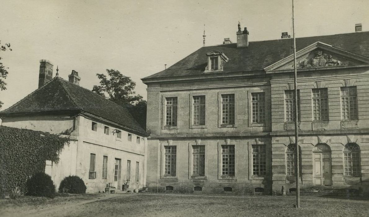 Château : Façade ouest, vue partielle