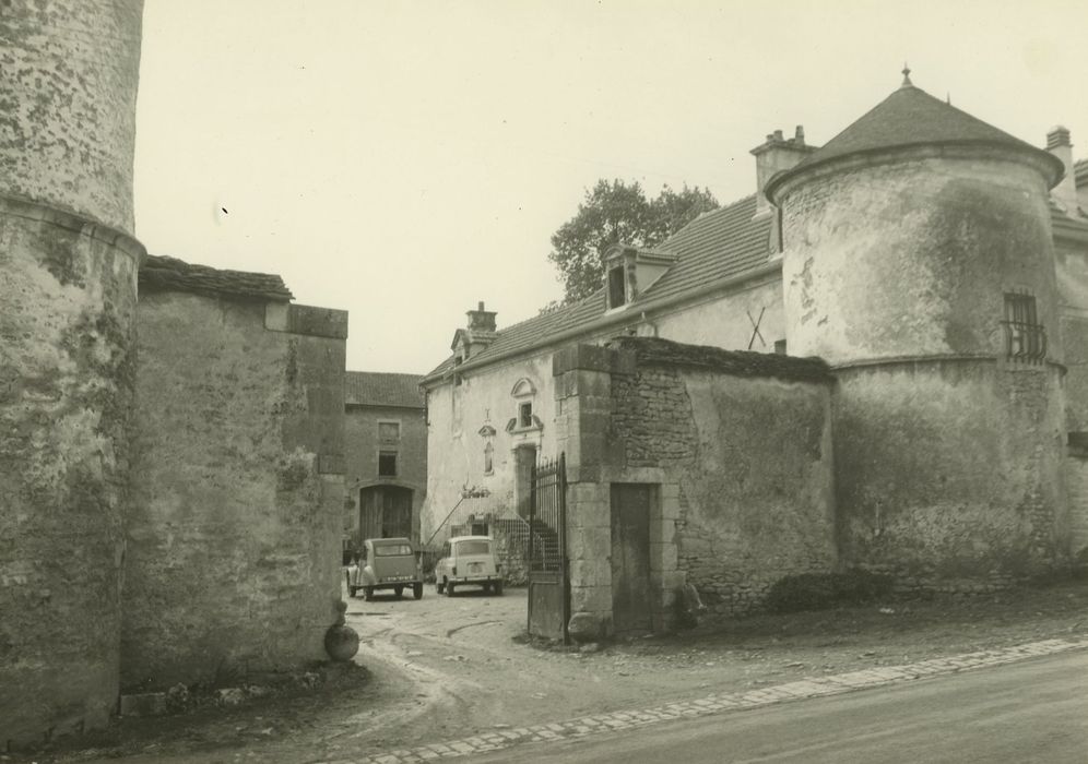 Maison-forte : Portail d’accès à la cour intérieure, vue générale