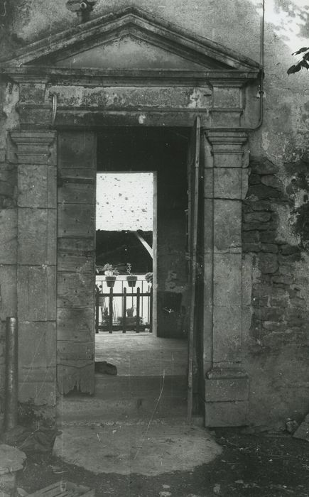 Maison-forte : Porte d’accès au logis, vue générale