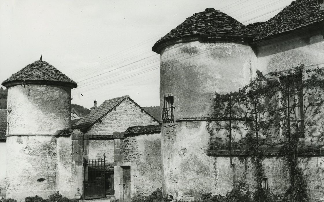 Maison-forte : Façade sur rue, vue générale