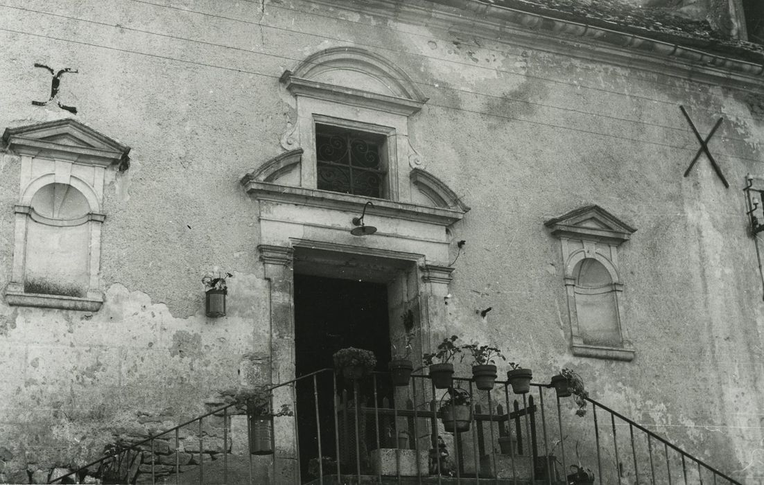 Maison-forte : Porte d’accès au logis, vue générale