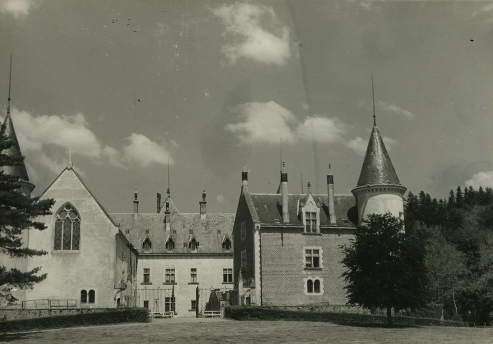 Château de Bourbilly : Ensemble sud-est, vue générale