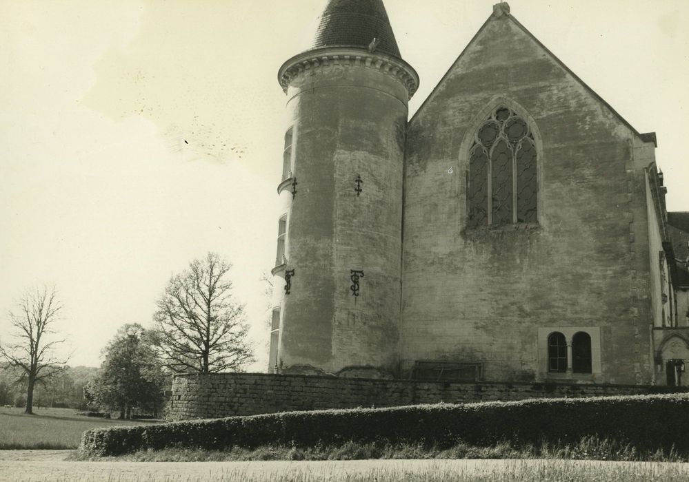 Château de Bourbilly : Aile ouest, pignon sud, vue générale