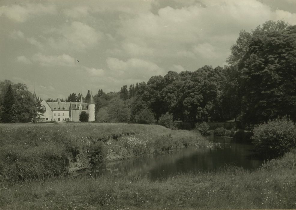 Château de Bourbilly : Vue générale du château dans son environnement depuis le Sud