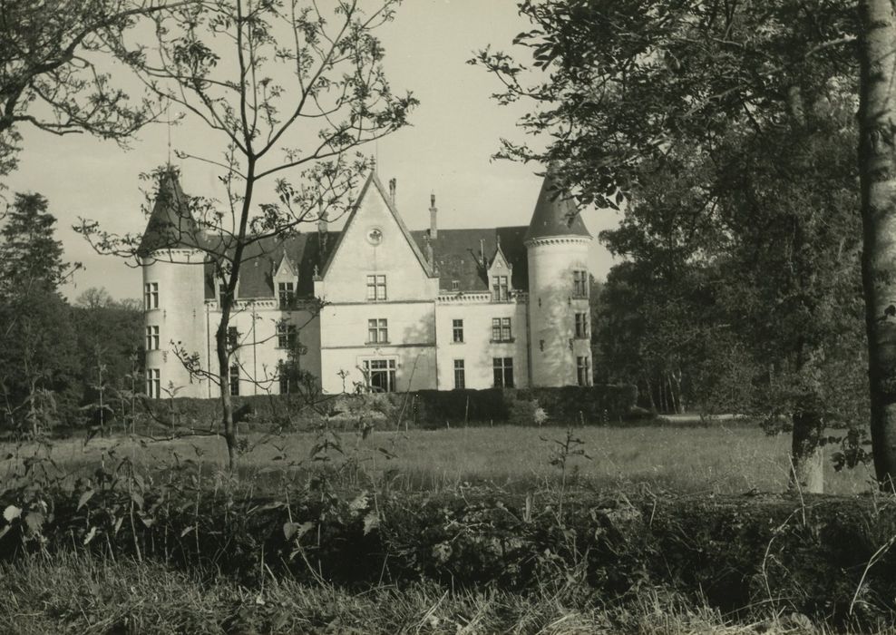 Château de Bourbilly : Façade nord-ouest, vue générale