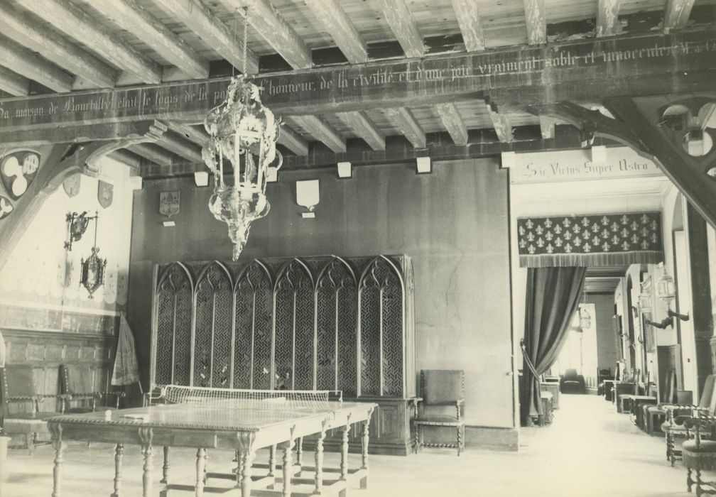 Château de Bourbilly : Salle des gardes, vue générale