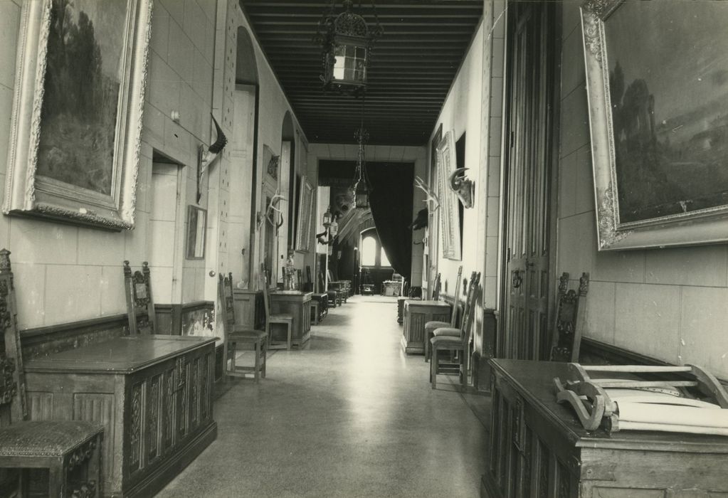 Château de Bourbilly : Aile ouest, couloir, vue générale