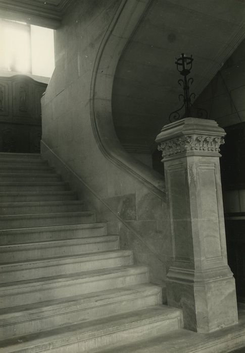 Château de Bourbilly : Aile ouest, escalier monumental, vue partielle