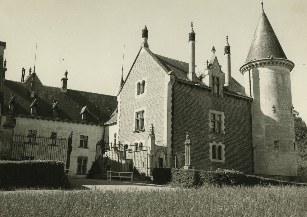 Château de Bourbilly : Ensemble sud-est, vue partielle