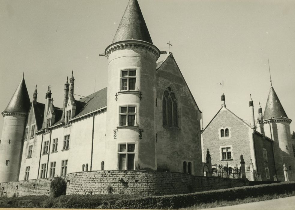 Château de Bourbilly : Ensemble sud-ouest, vue générale