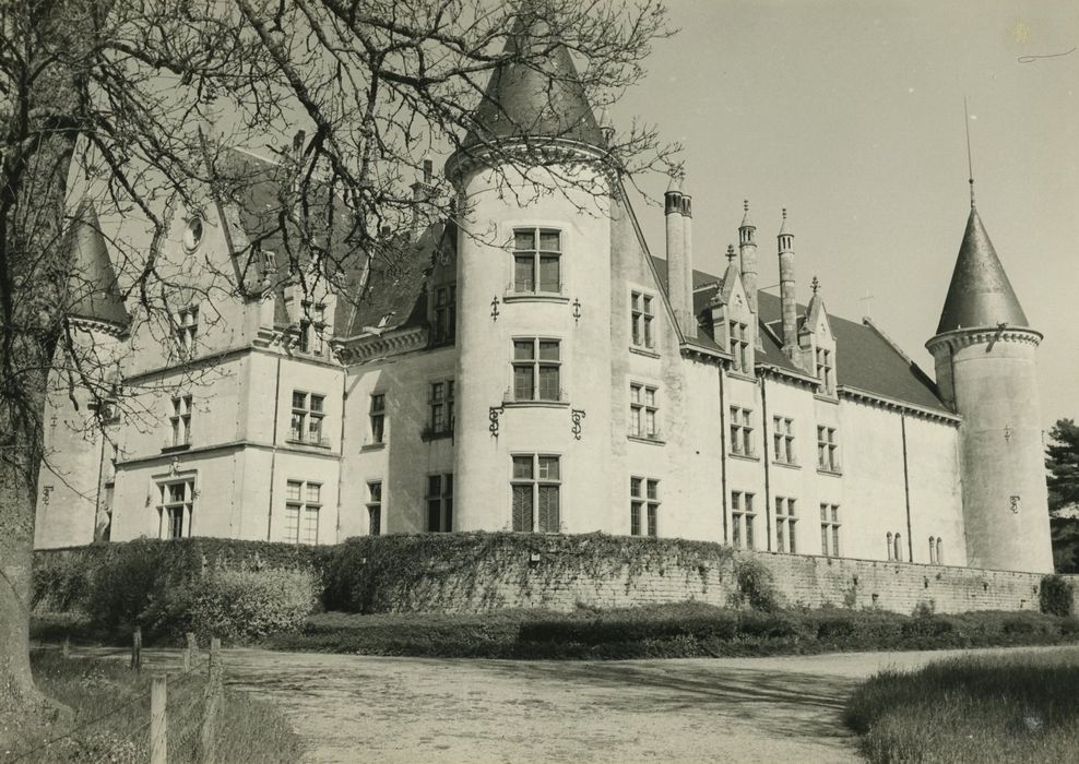 Château de Bourbilly : Ensemble nord-ouest, vue générale