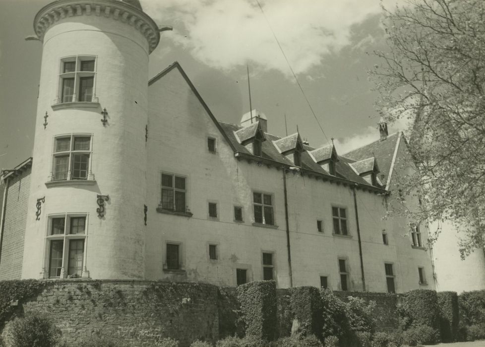 Château de Bourbilly : Façade nord-est, vue générale