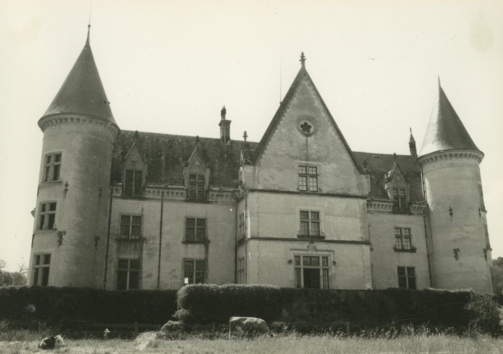 Château de Bourbilly : Façade nord-ouest, vue générale