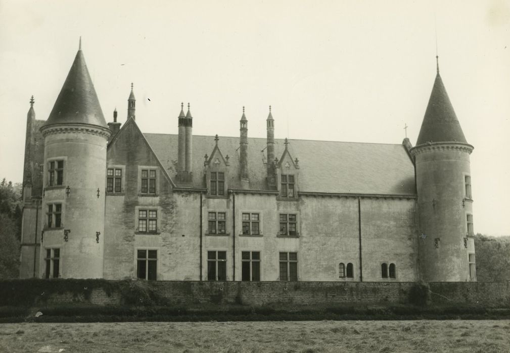 Château de Bourbilly : Façade sud-ouest, vue générale