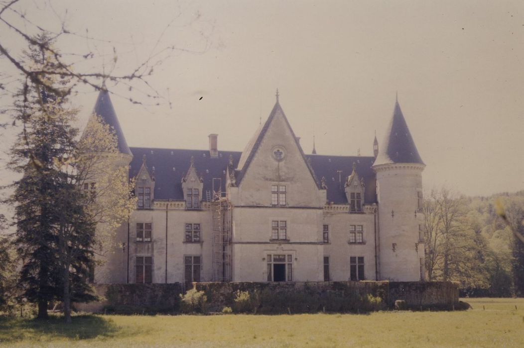 Château de Bourbilly : Façade nord-ouest, vue générale