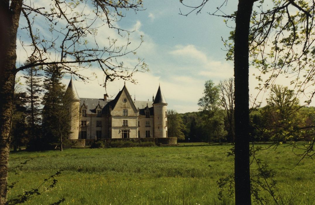 Château de Bourbilly : Façade nord-ouest, vue générale