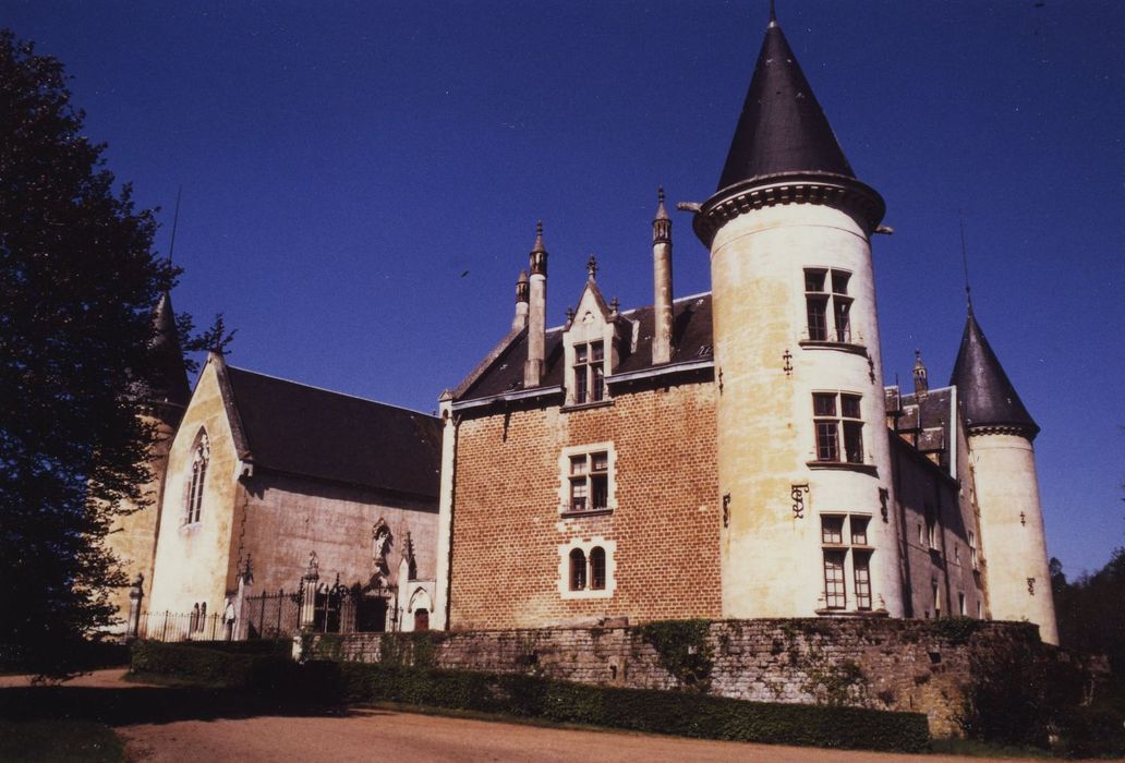 Château de Bourbilly : Ensemble sud-est, vue générale