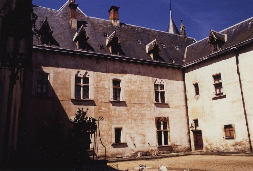 Château de Bourbilly : Cour intérieure, façades sud et ouest, vue partielle