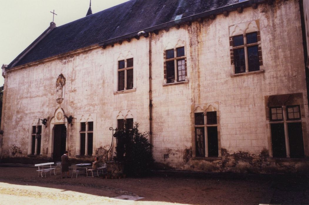 Château de Bourbilly : Cour intérieure, façade est, vue générale