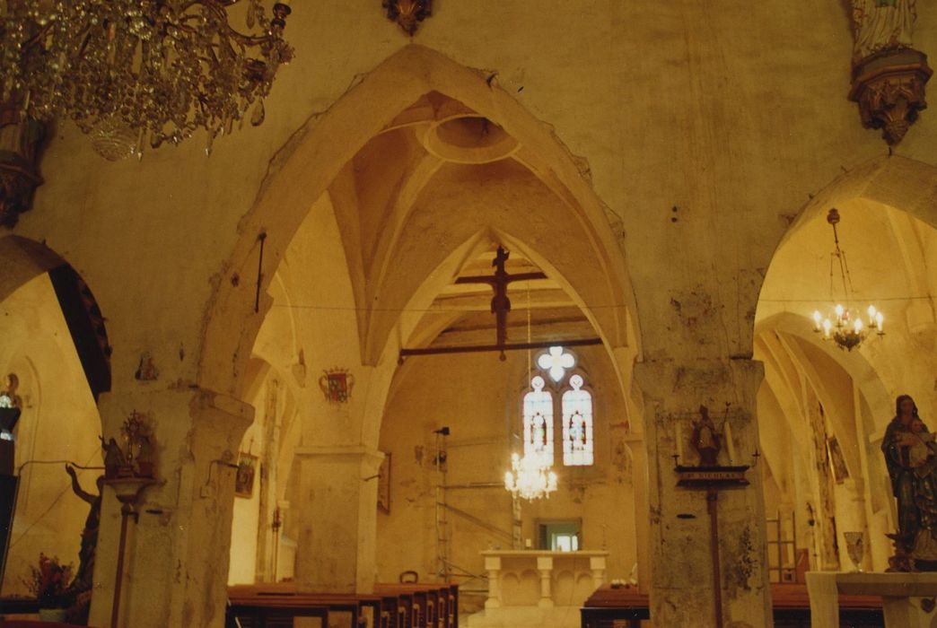 Eglise Saint-Nicolas : Nef et arcades du faux transept, vue générale