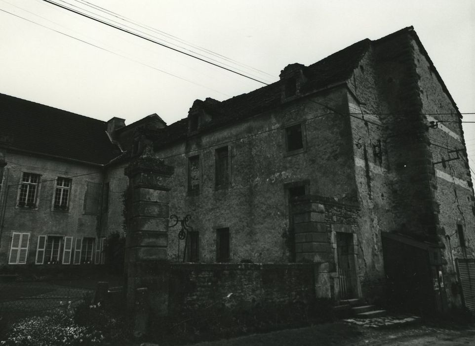 Château de Villeberny : Façade sud et est sur cour, vue partielle